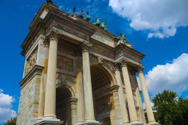 Milan (İtalya), 3 Eylül 2025 - Arco della Pace 19. yüzyılda Napolyon gözetiminde inşa edildi. Neoklasik yapı üç atari salonu ve dört sütundan oluşur (Edson de souza / thenews2)