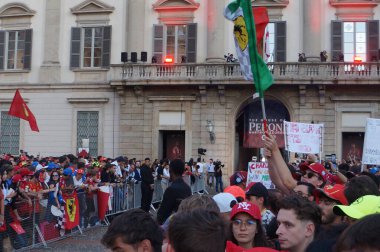 Milan, İtalya 09 / 03 / 2025 - ferrari sürücüleri Charles Leclerc ve Lewis Hamilton, Milano şehrinin kalbinde eşsiz bir manzara olan şenlikli bir atmosferde binlerce hayran tarafından karşılandı (Josi Donelli / theenews2)