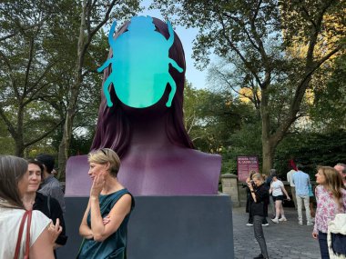 Monira al Qadiri 'nin Central Park' taki ilk güneşinin açılışı. 3 Eylül 2025, New York, ABD: monira al qadiri 's (yeşil ve siyah gömlekli) ilk güneş heykeli 3 Eylül 2025 - 2 Ağustos 2025 tarihleri arasında halka resmen açılmıştır. 