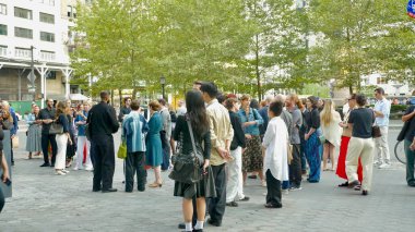 Monira al Qadiri 'nin Central Park' taki ilk güneşinin açılışı. 3 Eylül 2025, New York, ABD: monira al qadiri 's (yeşil ve siyah gömlekli) ilk güneş heykeli 3 Eylül 2025 - 2 Ağustos 2025 tarihleri arasında halka resmen açılmıştır. 
