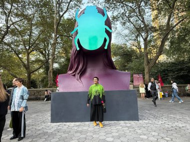 Monira al Qadiri 'nin Central Park' taki ilk güneşinin açılışı. 3 Eylül 2025, New York, ABD: monira al qadiri 's (yeşil ve siyah gömlekli) ilk güneş heykeli 3 Eylül 2025 - 2 Ağustos 2025 tarihleri arasında halka resmen açılmıştır. 