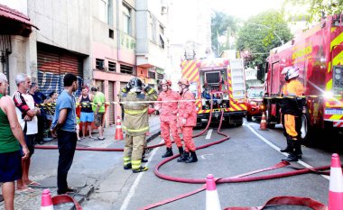 Rio de Janeiro (RJ), Brezilya 09 / 03 / 2025 - 3 Eylül Çarşamba günü, Rio de Janeiro 'nun merkezindeki Rua Riachuelo köyündeki bir evde bir gaz silindiri patladıktan kısa bir süre sonra yangın çıktı (onofre veras / thenews2)