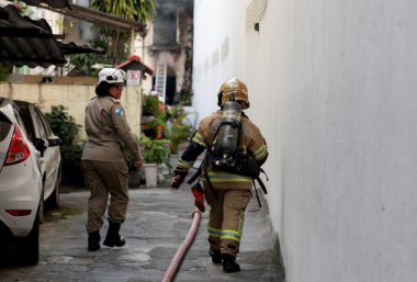 Rio de Janeiro (RJ), Brezilya 09 / 03 / 2025 - 3 Eylül Çarşamba günü, Rio de Janeiro 'nun merkezindeki Rua Riachuelo köyündeki bir evde bir gaz silindiri patladıktan kısa bir süre sonra yangın çıktı (onofre veras / thenews2)
