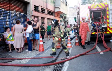Rio de Janeiro (RJ), Brezilya 09 / 03 / 2025 - 3 Eylül Çarşamba günü, Rio de Janeiro 'nun merkezindeki Rua Riachuelo köyündeki bir evde bir gaz silindiri patladıktan kısa bir süre sonra yangın çıktı (onofre veras / thenews2)