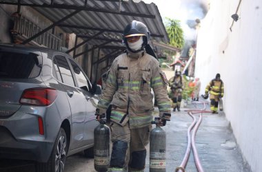 Rio de Janeiro (RJ), Brezilya 09 / 03 / 2025 - 3 Eylül Çarşamba günü, Rio de Janeiro 'nun merkezindeki Rua Riachuelo köyündeki bir evde bir gaz silindiri patladıktan kısa bir süre sonra yangın çıktı (onofre veras / thenews2)