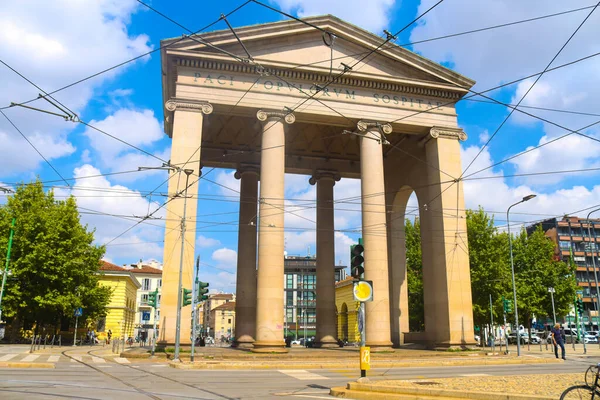 Milan (İtalya), 09 / 03 / 2025 - Milano 'nun bazı turistik etkinliklerinde insan ve turist dolaşımı, bu çarşamba öğleden sonra, 3 Ağustos 2025. (Edson De Souza / Yeniler 2) 
