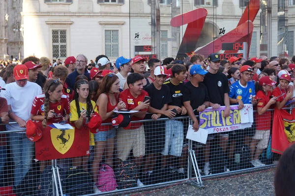 Milan, İtalya 09 / 03 / 2025 - ferrari sürücüleri Charles Leclerc ve Lewis Hamilton, Milano şehrinin kalbinde eşsiz bir manzara olan şenlikli bir atmosferde binlerce hayran tarafından karşılandı (Josi Donelli / theenews2)
