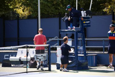 4 Eylül 2025, New York, ABD: İngiliz m. Groover (kırmızı gömlekli) vs australian l. Missen (mavi gömlekli beyaz şapkalı) in para standing T2-4, first round of us open tennis 2025 (niyi fote / theenews2)