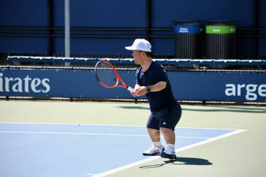 4 Eylül 2025, New York, ABD: İngiliz m. Groover (kırmızı gömlekli) vs australian l. Missen (mavi gömlekli beyaz şapkalı) in para standing T2-4, first round of us open tennis 2025 (niyi fote / theenews2)