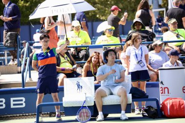 Takano 'ya karşı av, T1' de ayakta duruyor, ilk raunt, açık tenis 2025. 4 Eylül 2025, New York, ABD: Yeni Zelandalı, avlanma (lacivert gömlekli) vs japon k. Takano (açık mavi gömlekli) in para standing T2-4 (niyi fote / thews2)