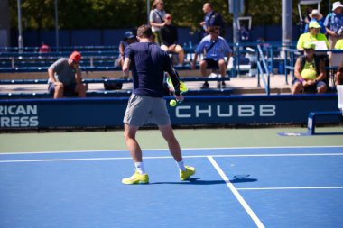 Takano 'ya karşı av, T1' de ayakta duruyor, ilk raunt, açık tenis 2025. 4 Eylül 2025, New York, ABD: Yeni Zelandalı, avlanma (lacivert gömlekli) vs japon k. Takano (açık mavi gömlekli) in para standing T2-4 (niyi fote / thews2)