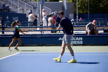 Takano 'ya karşı av, T1' de ayakta duruyor, ilk raunt, açık tenis 2025. 4 Eylül 2025, New York, ABD: Yeni Zelandalı, avlanma (lacivert gömlekli) vs japon k. Takano (açık mavi gömlekli) in para standing T2-4 (niyi fote / thews2)