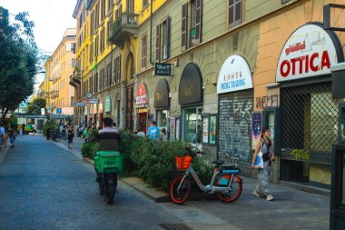 Milan (İtalya), 09 / 04 / 2025 Milan 'ın Çin Mahallesi, Via Paolo Sarpi merkezli canlı, çok kültürlü bir bölge. Otantik Çin mutfağını keşfetmek, Asya ürünleri için alışveriş yapmak için popüler bir yerdir (Edson de souza / thews2)