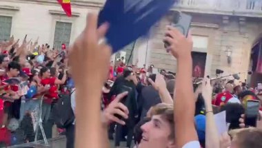 Ferrari, Lewis Hamilton ve Charles Leclerc ile Monza 'ya sür. 3 Eylül 2025, Milan, İtalya