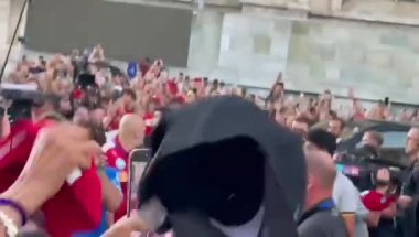 Ferrari, Lewis Hamilton ve Charles Leclerc ile Monza 'ya sür. 3 Eylül 2025, Milan, İtalya