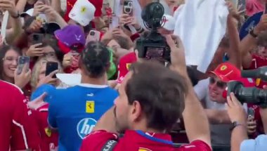 Ferrari, Lewis Hamilton ve Charles Leclerc ile Monza 'ya sür. 3 Eylül 2025, Milan, İtalya