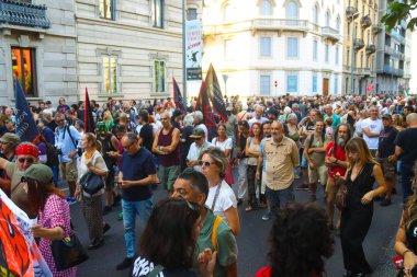 Milan (İtalya), 6 Eylül 2025 - Gösteri / Leoncavallo - Milano şehir merkezinde büyük bir gösteri. Milan 'ın ünlü sosyal merkezi Leoncavallo, tarihi boyunca defalarca tahliye edildi. (Edson de souza 2nci bölüm))