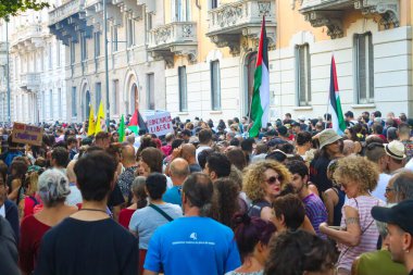 Milan (İtalya), 6 Eylül 2025 - Gösteri / Leoncavallo - Milano şehir merkezinde büyük bir gösteri. Milan 'ın ünlü sosyal merkezi Leoncavallo, tarihi boyunca defalarca tahliye edildi. (Edson de souza 2nci bölüm))