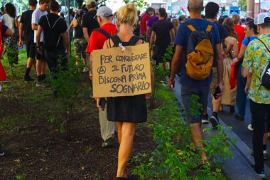 Milan (İtalya), 6 Eylül 2025 - Gösteri / Leoncavallo - Milano şehir merkezinde büyük bir gösteri. Milan 'ın ünlü sosyal merkezi Leoncavallo, tarihi boyunca defalarca tahliye edildi. (Edson de souza 2nci bölüm))