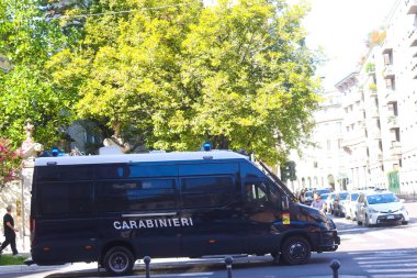 Milan (İtalya), 09 / 06 / 2025 - Milano 'daki Güvenlik / Polis Teşkilatı - Milano şehir merkezinde düzenlenen bir gösteri nedeniyle, gösterinin geçeceği sokakların çevresinde Milan polisi tarafından bir operasyon düzenlendi. (Edson de souza 2nci bölüm))