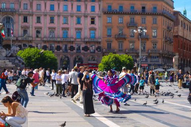 Milan (İtalya), 09 / 06 / 2025 - 6 Eylül 2025 günü öğleden sonra, Milano şehir merkezinde büyük bir turist hareketi. (Edson De Souza / Yeniler 2)    