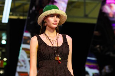 Milan (İtalya), 09 / 07 / 2025 - Moda Şovu / Micam 2025 - Micam 2025 'in 100. gününün ilk gününde, 7 Eylül 2025 Pazar günü öğleden sonra bir defile yapıldı. (Edson De Souza / Yeniler 2) 