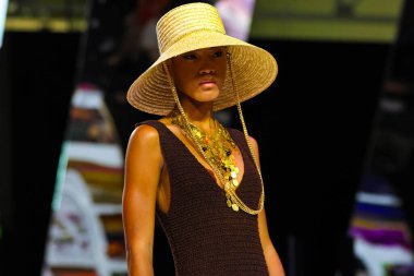 Milan (İtalya), 09 / 07 / 2025 - Moda Şovu / Micam 2025 - Micam 2025 'in 100. gününün ilk gününde, 7 Eylül 2025 Pazar günü öğleden sonra bir defile yapıldı. (Edson De Souza / Yeniler 2) 