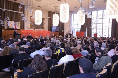 Sao Paulo (sp), 09 / 06 / 2025 - Tom ze ve nabil bonduki, Paulistano vatandaşı ünvanını kazanan şarkıcı ve besteci Tom ze 'ye saygılarını sunmak için belediye meclisine girdiler. (Marcelo Estevao / Newws2)         