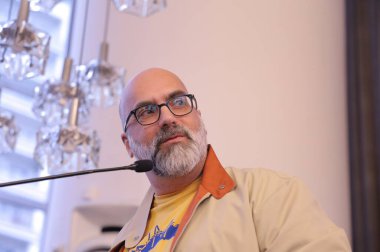 Sao Paulo (sp), 09 / 06 / 2025 - Tom ze ve nabil bonduki, Paulistano vatandaşı ünvanını kazanan şarkıcı ve besteci Tom ze 'ye saygılarını sunmak için belediye meclisine girdiler. (Marcelo Estevao / Newws2)         