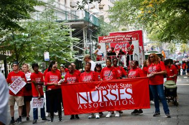 6 Eylül 2025, New York, ABD: NY merkezi işçi konseyi afl-cio yıllık İşçi Bayramı geçit töreni, New York 'ta Batı 44. cadde ve 5. caddenin köşesinden şamandıra, dans, müzik eşliğinde yapılır. (niyi fote\ theenews2)   