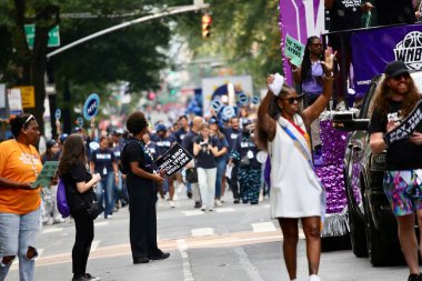 6 Eylül 2025, New York, ABD: NY merkezi işçi konseyi afl-cio yıllık İşçi Bayramı geçit töreni, New York 'ta Batı 44. cadde ve 5. caddenin köşesinden şamandıra, dans, müzik eşliğinde yapılır. (niyi fote\ theenews2)   