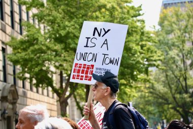 6 Eylül 2025, New York, ABD: NY merkezi işçi konseyi afl-cio yıllık İşçi Bayramı geçit töreni, New York 'ta Batı 44. cadde ve 5. caddenin köşesinden şamandıra, dans, müzik eşliğinde yapılır. (niyi fote\ theenews2)   