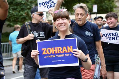 6 Eylül 2025, New York, ABD: NY merkezi işçi konseyi afl-cio yıllık İşçi Bayramı geçit töreni, New York 'ta Batı 44. cadde ve 5. caddenin köşesinden şamandıra, dans, müzik eşliğinde yapılır. (niyi fote\ theenews2)   