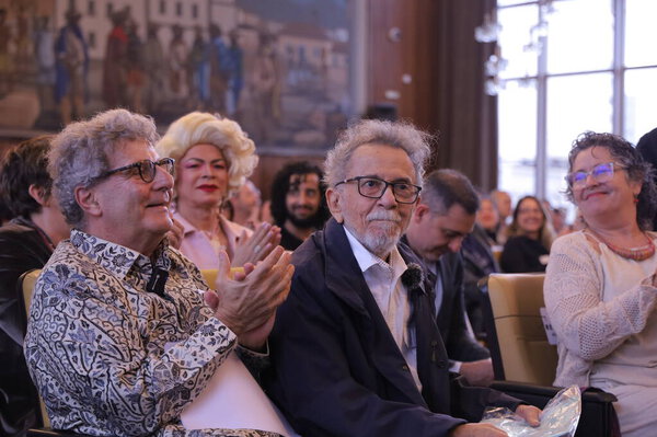 Сан-Пауло (sp), 09 / 06 / 2025 - Том Зе и Набиль Бондуки входят в зал городского совета, чтобы отдать дань уважения певцу и композитору Тому Зе, получившему титул гражданина Паулистано. (Марсело Эстевао / Thews2)         