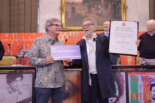 Сан-Пауло (sp), 09 / 06 / 2025 - Том Зе и Набиль Бондуки входят в зал городского совета, чтобы отдать дань уважения певцу и композитору Тому Зе, получившему титул гражданина Паулистано. (Марсело Эстевао / Thews2)         