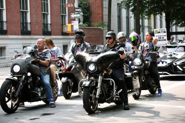 6 Eylül 2025, New York, ABD: NY merkezi işçi konseyi afl-cio yıllık İşçi Bayramı geçit töreni, New York 'ta Batı 44. cadde ve 5. caddenin köşesinden şamandıra, dans, müzik eşliğinde yapılır. (niyi fote\ theenews2)   