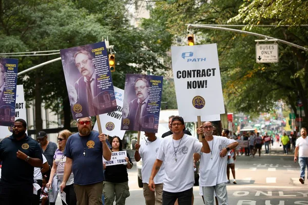 6 Eylül 2025, New York, ABD: NY merkezi işçi konseyi afl-cio yıllık İşçi Bayramı geçit töreni, New York 'ta Batı 44. cadde ve 5. caddenin köşesinden şamandıra, dans, müzik eşliğinde yapılır. (niyi fote\ theenews2)   