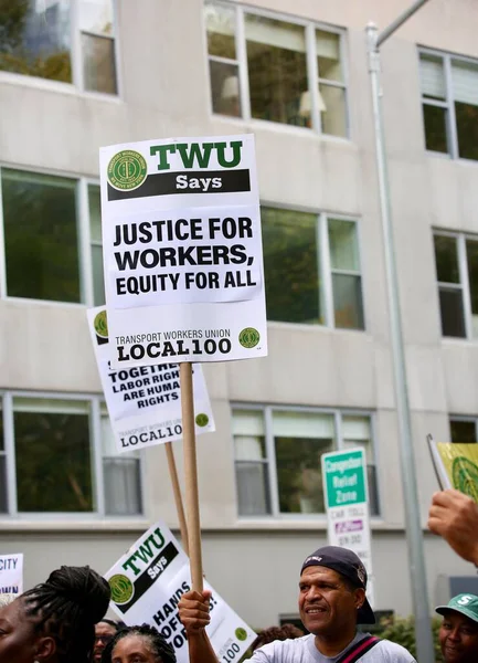 6 Eylül 2025, New York, ABD: NY merkezi işçi konseyi afl-cio yıllık İşçi Bayramı geçit töreni, New York 'ta Batı 44. cadde ve 5. caddenin köşesinden şamandıra, dans, müzik eşliğinde yapılır. (niyi fote\ theenews2)   