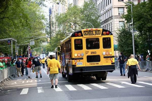 6 Eylül 2025, New York, ABD: NY merkezi işçi konseyi afl-cio yıllık İşçi Bayramı geçit töreni, New York 'ta Batı 44. cadde ve 5. caddenin köşesinden şamandıra, dans, müzik eşliğinde yapılır. (niyi fote\ theenews2)   