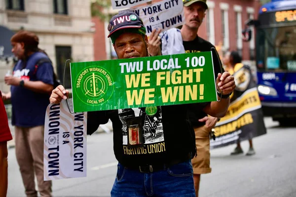 6 Eylül 2025, New York, ABD: NY merkezi işçi konseyi afl-cio yıllık İşçi Bayramı geçit töreni, New York 'ta Batı 44. cadde ve 5. caddenin köşesinden şamandıra, dans, müzik eşliğinde yapılır. (niyi fote\ theenews2)   