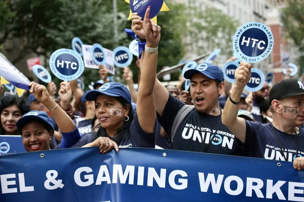 6 Eylül 2025, New York, ABD: NY merkezi işçi konseyi afl-cio yıllık İşçi Bayramı geçit töreni, New York 'ta Batı 44. cadde ve 5. caddenin köşesinden şamandıra, dans, müzik eşliğinde yapılır. (niyi fote\ theenews2)   