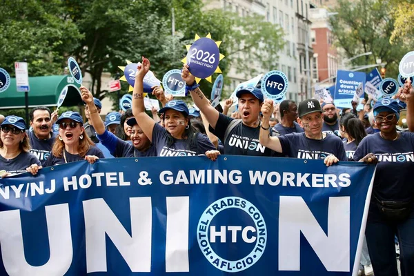 6 Eylül 2025, New York, ABD: NY merkezi işçi konseyi afl-cio yıllık İşçi Bayramı geçit töreni, New York 'ta Batı 44. cadde ve 5. caddenin köşesinden şamandıra, dans, müzik eşliğinde yapılır. (niyi fote\ theenews2)   