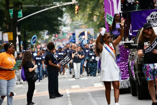 6 Eylül 2025, New York, ABD: NY merkezi işçi konseyi afl-cio yıllık İşçi Bayramı geçit töreni, New York 'ta Batı 44. cadde ve 5. caddenin köşesinden şamandıra, dans, müzik eşliğinde yapılır. (niyi fote\ theenews2)   