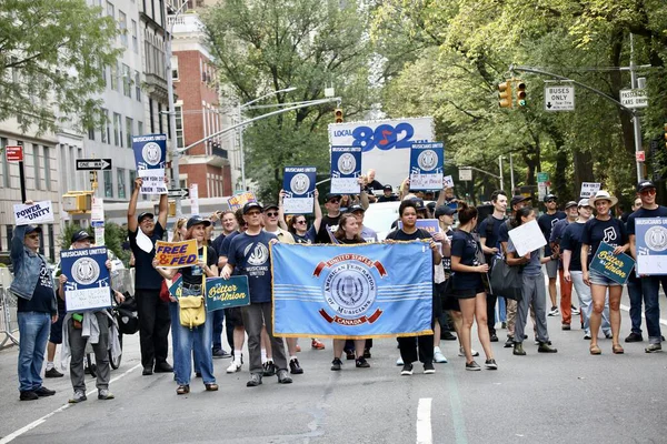 6 Eylül 2025, New York, ABD: NY merkezi işçi konseyi afl-cio yıllık İşçi Bayramı geçit töreni, New York 'ta Batı 44. cadde ve 5. caddenin köşesinden şamandıra, dans, müzik eşliğinde yapılır. (niyi fote\ theenews2)   