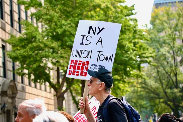 6 Eylül 2025, New York, ABD: NY merkezi işçi konseyi afl-cio yıllık İşçi Bayramı geçit töreni, New York 'ta Batı 44. cadde ve 5. caddenin köşesinden şamandıra, dans, müzik eşliğinde yapılır. (niyi fote\ theenews2)   