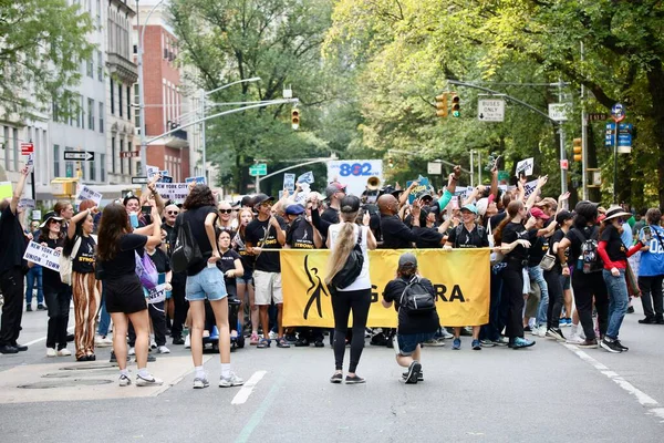 6 Eylül 2025, New York, ABD: NY merkezi işçi konseyi afl-cio yıllık İşçi Bayramı geçit töreni, New York 'ta Batı 44. cadde ve 5. caddenin köşesinden şamandıra, dans, müzik eşliğinde yapılır. (niyi fote\ theenews2)   