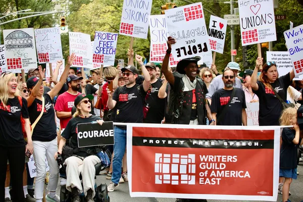 6 Eylül 2025, New York, ABD: NY merkezi işçi konseyi afl-cio yıllık İşçi Bayramı geçit töreni, New York 'ta Batı 44. cadde ve 5. caddenin köşesinden şamandıra, dans, müzik eşliğinde yapılır. (niyi fote\ theenews2)   