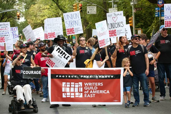 6 Eylül 2025, New York, ABD: NY merkezi işçi konseyi afl-cio yıllık İşçi Bayramı geçit töreni, New York 'ta Batı 44. cadde ve 5. caddenin köşesinden şamandıra, dans, müzik eşliğinde yapılır. (niyi fote\ theenews2)   