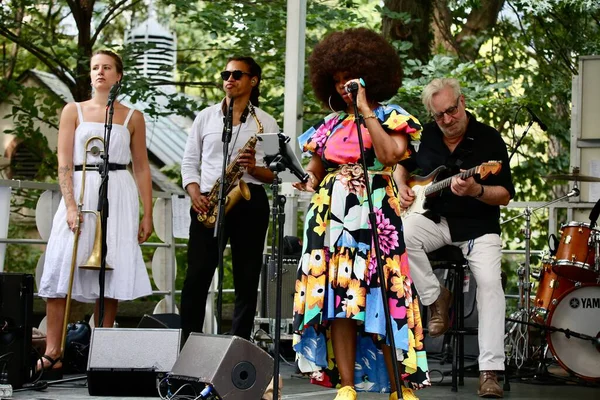 6 Eylül 2025, New York, ABD: NY merkezi işçi konseyi afl-cio yıllık İşçi Bayramı geçit töreni, New York 'ta Batı 44. cadde ve 5. caddenin köşesinden şamandıra, dans, müzik eşliğinde yapılır. (niyi fote\ theenews2)   