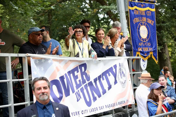 6 Eylül 2025, New York, ABD: NY merkezi işçi konseyi afl-cio yıllık İşçi Bayramı geçit töreni, New York 'ta Batı 44. cadde ve 5. caddenin köşesinden şamandıra, dans, müzik eşliğinde yapılır. (niyi fote\ theenews2)   
